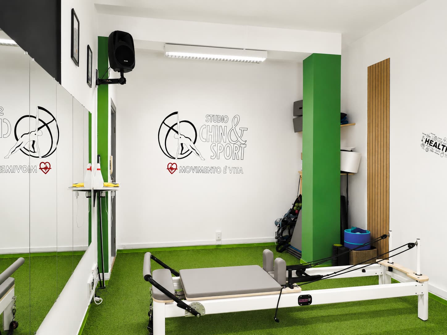 Sala Pilates con reformer e logo Chin&Sport